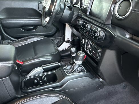 Used 2020 Jeep Wrangler Unlimited Sahara image 16