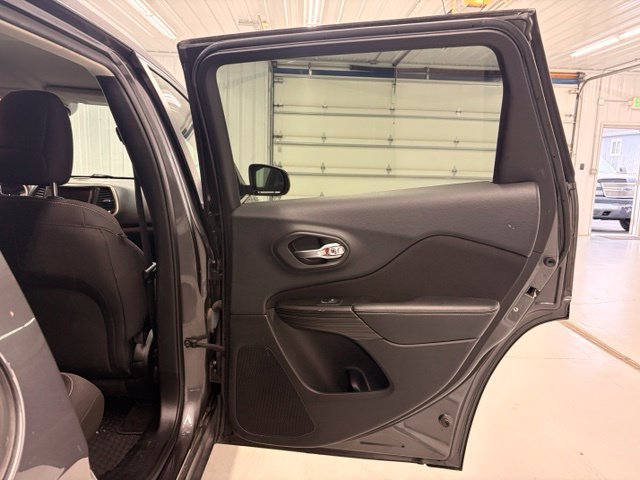 Used 2015 Jeep Cherokee Latitude w/ Cold Weather Group AWD/4WD image 8