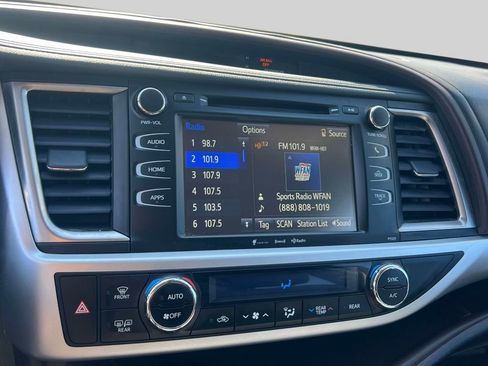 Used 2018 Toyota Highlander Plus AWD/4WD image 29