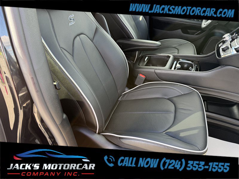 Used 2027 Chrysler Pacifica Limited FWD image 38