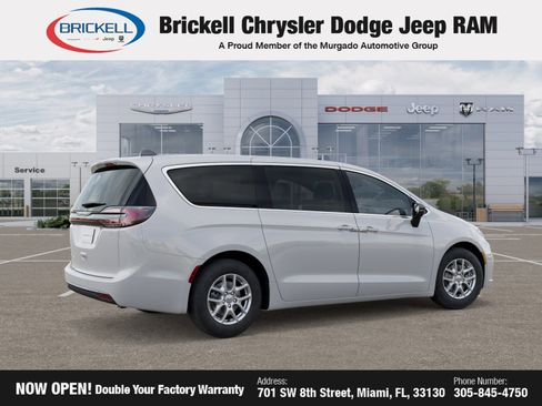 New 2026 Chrysler Pacifica Select image 4