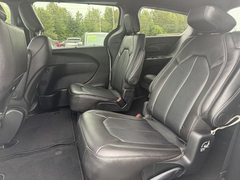 Used 2025 Chrysler Pacifica Select FWD image 16
