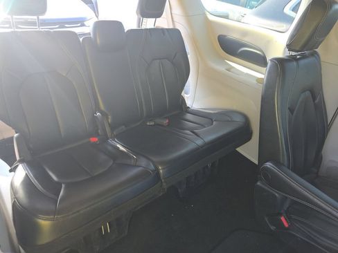 Used 2023 Chrysler Pacifica Touring-L FWD image 10