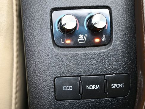 Used 2014 Toyota Avalon Limited image 27