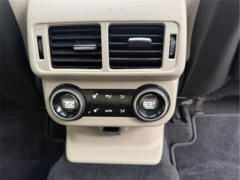 Used 2018 Land Rover Range Rover Velar R-Dynamic HSE image 34