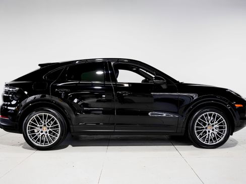 Used 2023 Porsche Cayenne Platinum Edition image 2