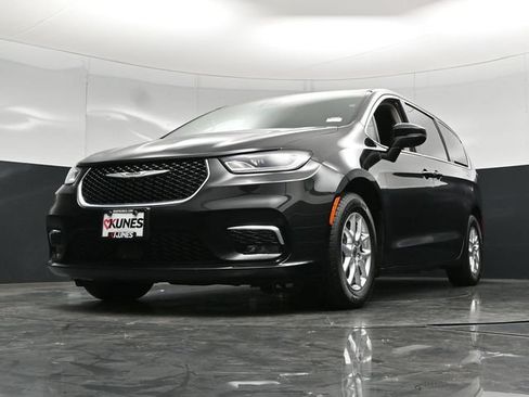 Certified 2023 Chrysler Pacifica Touring-L FWD image 59