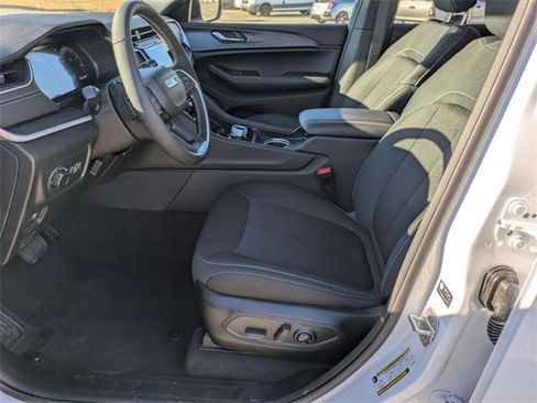 New 2025 Jeep Grand Cherokee Laredo image 17