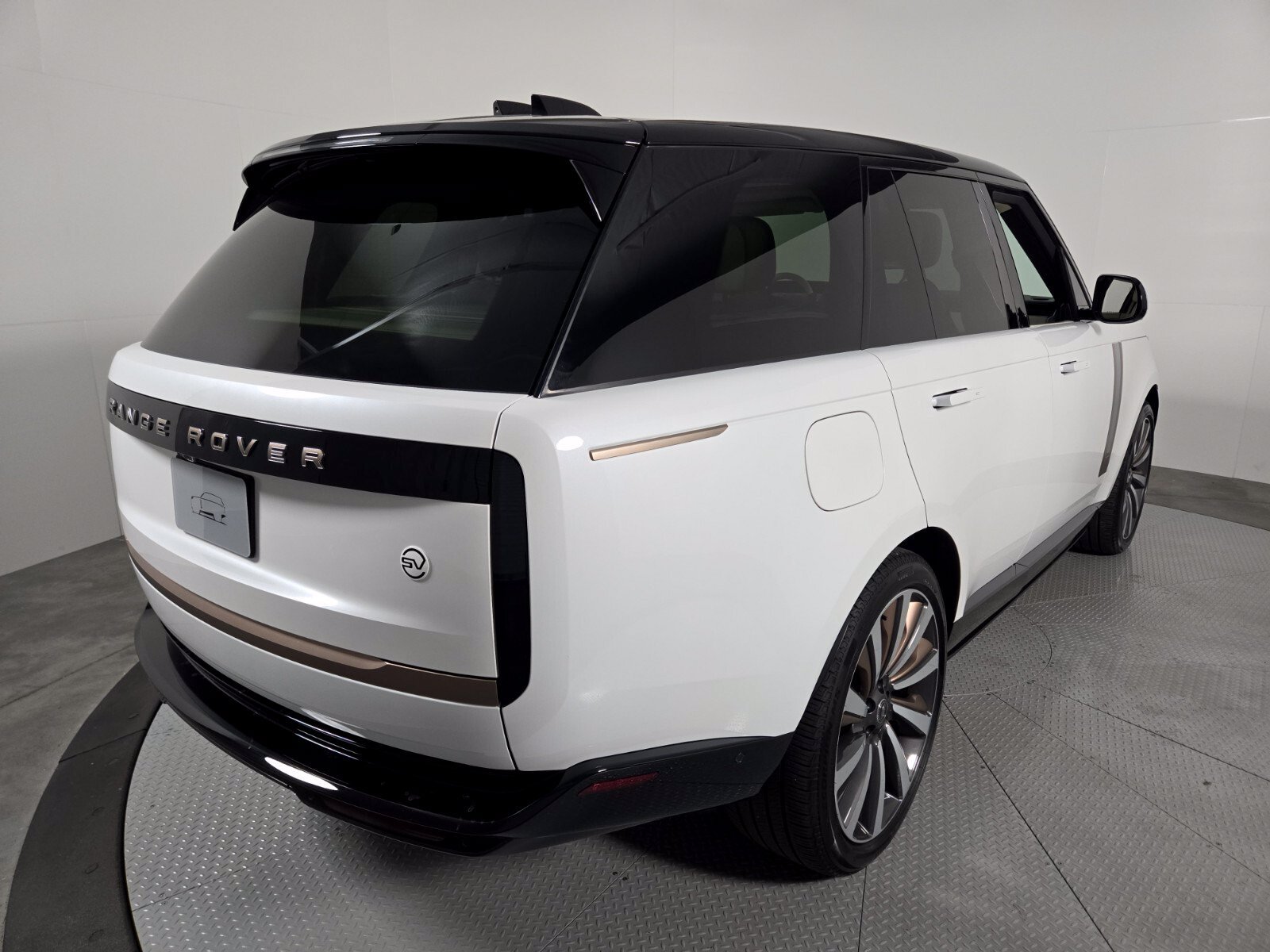 Used 2025 Land Rover Range Rover SV AWD/4WD image 2