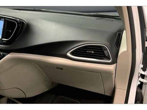 Used 2024 Chrysler Pacifica Touring-L image 17