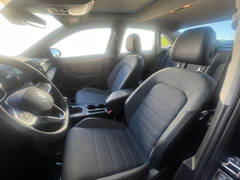 Used 2025 Volkswagen Jetta SE image 36