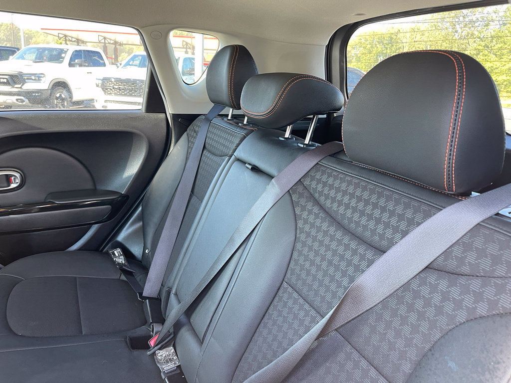 Used 2017 Kia Soul ! FWD image 11