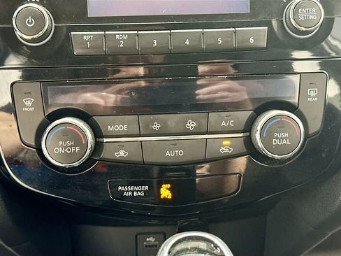 Used 2017 Nissan Rogue SV AWD/4WD image 16