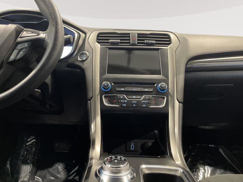 Used 2017 Ford Fusion SE w/ Fusion SE Technology Package FWD image 26