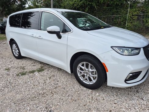 Used 2023 Chrysler Pacifica Touring-L FWD image 4