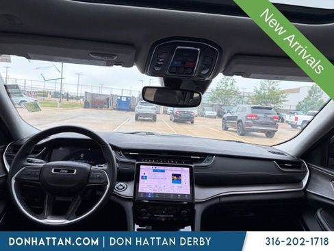 Used 2022 Jeep Grand Cherokee L Limited w/ Black Appearance Package AWD/4WD image 5