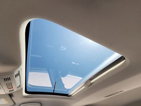 Certified 2021 Volkswagen Golf 4-Door FWD image 21