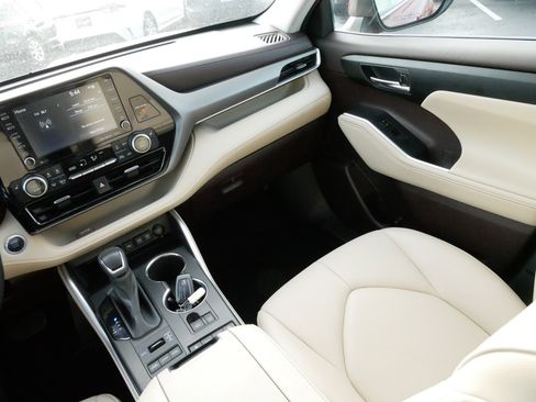 Certified 2021 Toyota Highlander XLE image 11