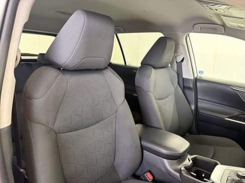 Used 2025 Toyota RAV4 XLE image 18