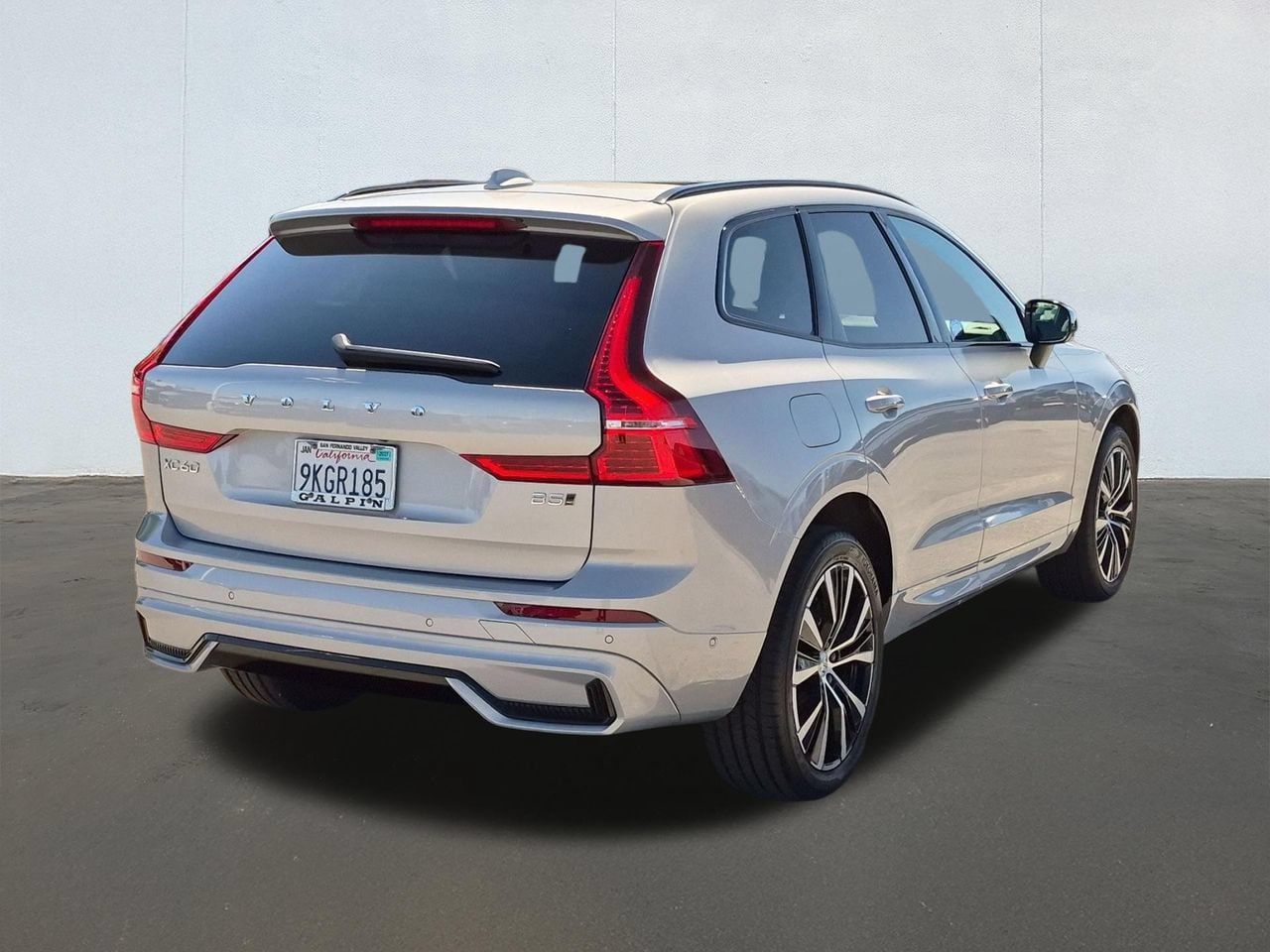 Certified 2024 Volvo XC60 B5 Plus AWD/4WD image 5