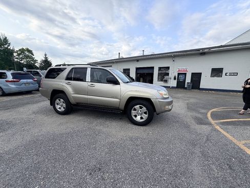 Used 2004 Toyota 4Runner SR5 AWD/4WD image 15