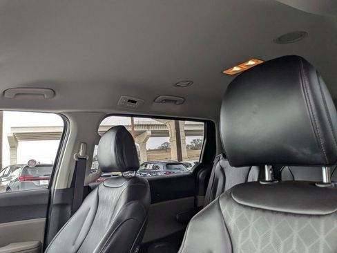 Used 2025 Kia Carnival LXS image 14