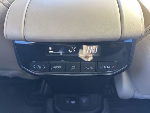 Used 2023 Toyota Highlander Limited image 15