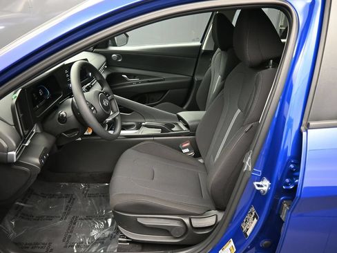 Certified 2025 Hyundai Elantra SE FWD image 18
