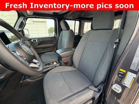 Used 2025 Jeep Wrangler Unlimited Sahara AWD/4WD image 9