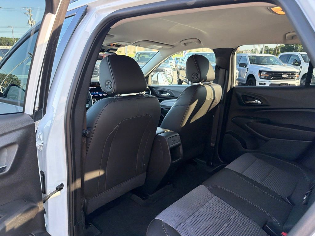 Used 2025 Chevrolet Trax LT FWD image 15
