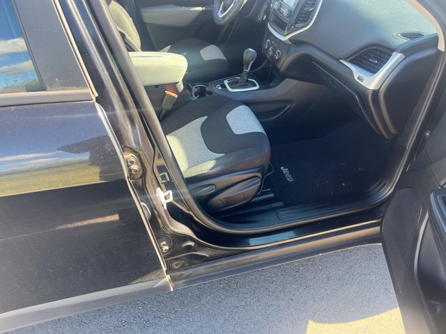 Used 2014 Jeep Cherokee Sport FWD image 14