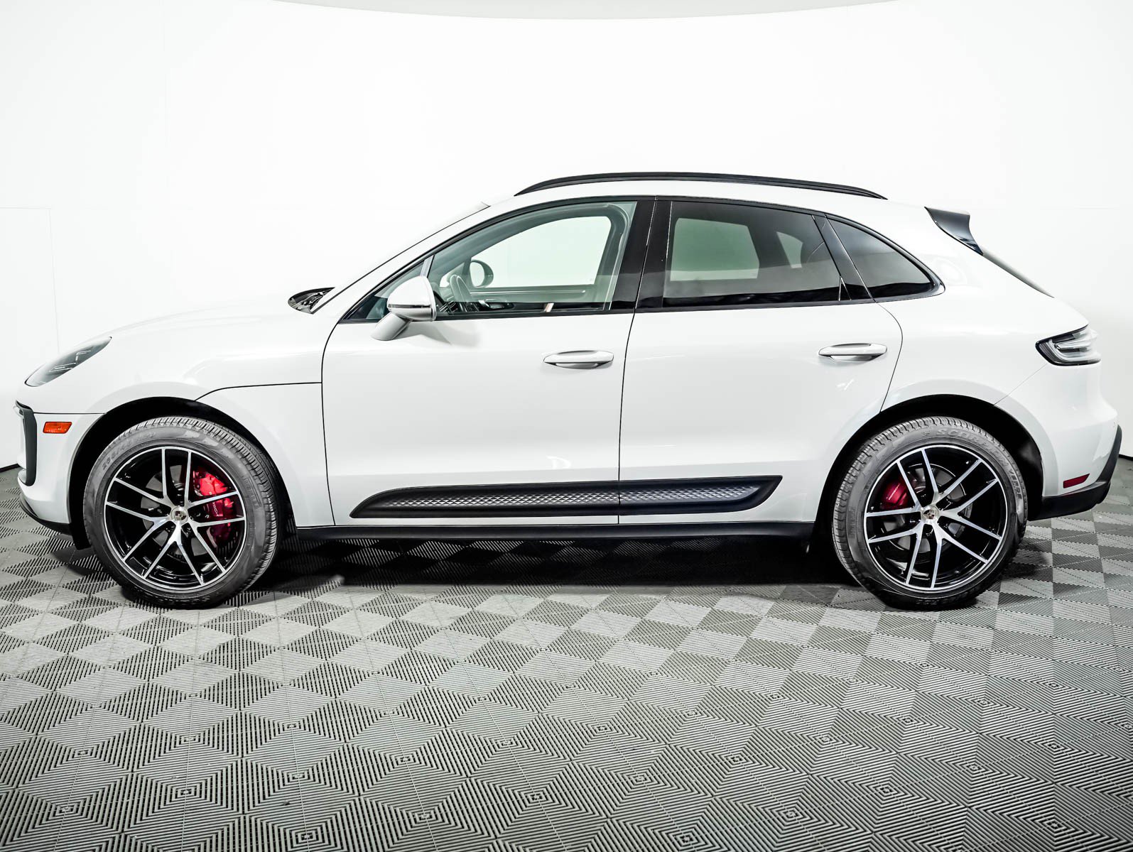 Certified 2023 Porsche Macan S AWD/4WD image 2