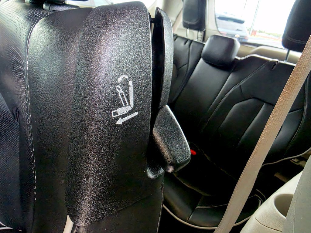 Used 2023 Chrysler Pacifica Limited FWD image 70