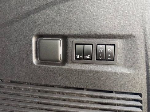 Used 2023 Chevrolet Suburban Premier image 11