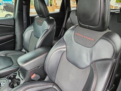 Used 2017 Jeep Cherokee Trailhawk w/ Comfort/Convenience Group image 13