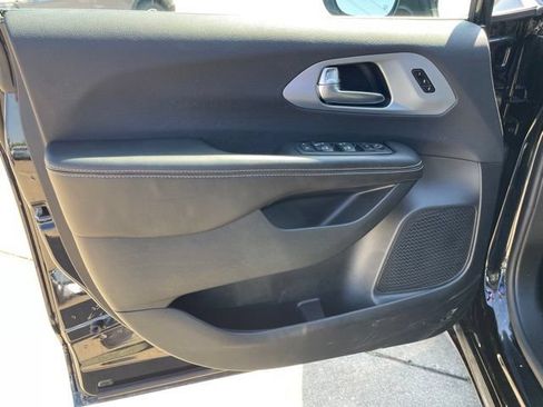 Used 2026 Chrysler Pacifica Limited FWD image 21