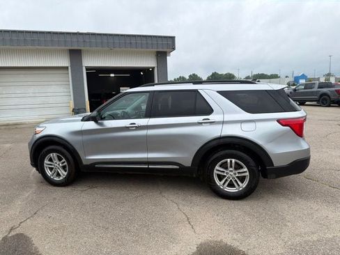 Used 2022 Ford Explorer XLT w/ Equipment Group 202A AWD/4WD image 2