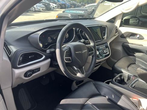 Used 2023 Chrysler Pacifica Touring-L image 6