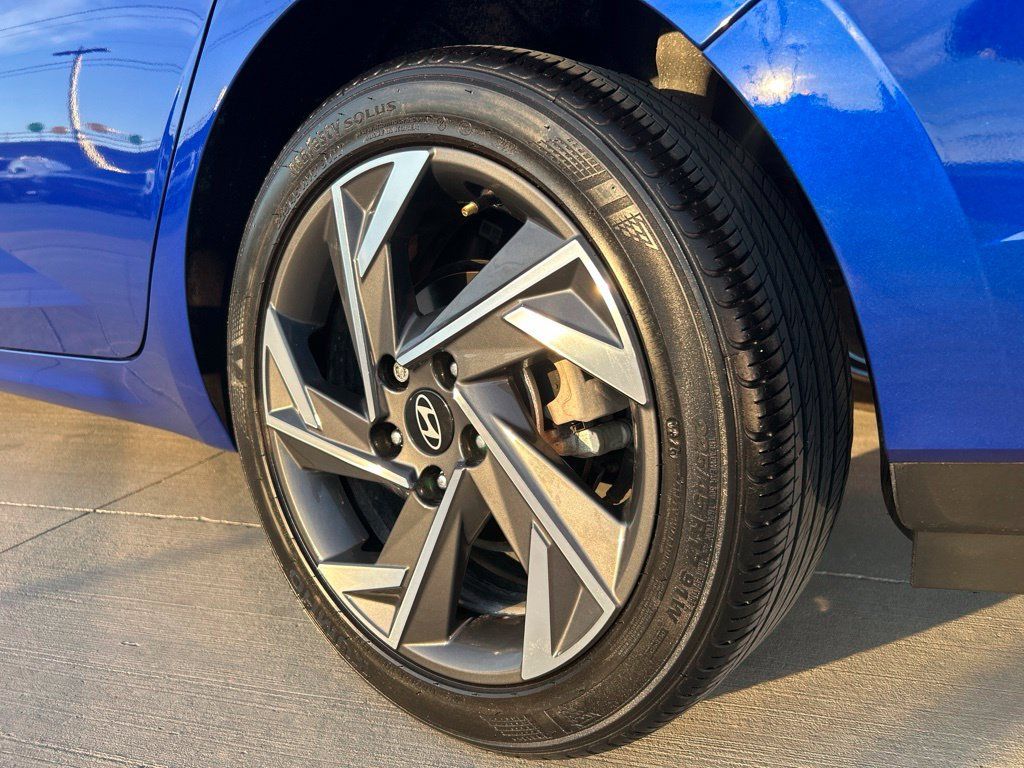 Used 2025 Hyundai Elantra Sport FWD image 12