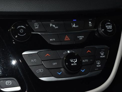 Used 2024 Chrysler Pacifica Touring-L image 13