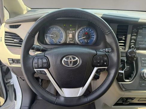 Used 2018 Toyota Sienna XLE w/ XLE Navigation Package AWD/4WD image 17