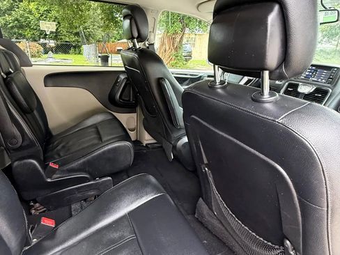 Used 2016 Chrysler Town & Country Touring image 14