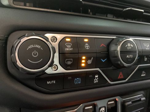 Used 2025 Jeep Wrangler Unlimited Sahara AWD/4WD image 13
