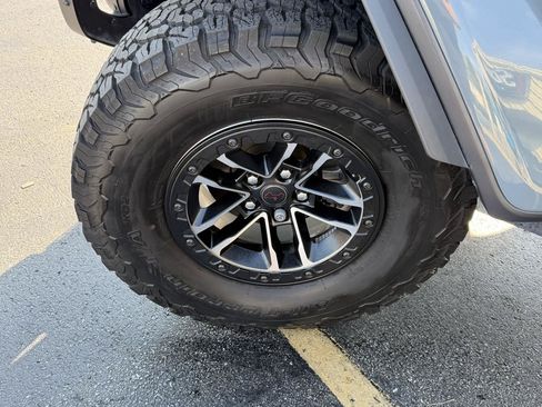Used 2025 Jeep Wrangler Unlimited Rubicon AWD/4WD image 10