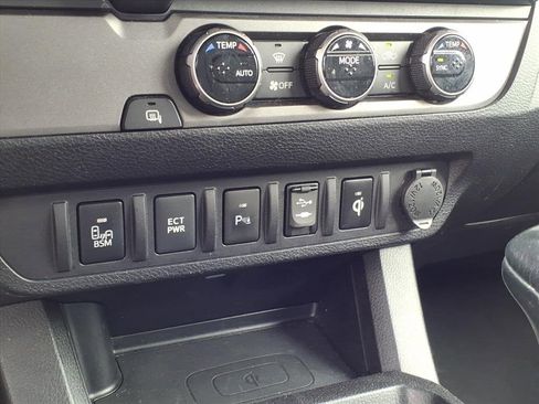 Used 2016 Toyota Tacoma TRD Sport image 19