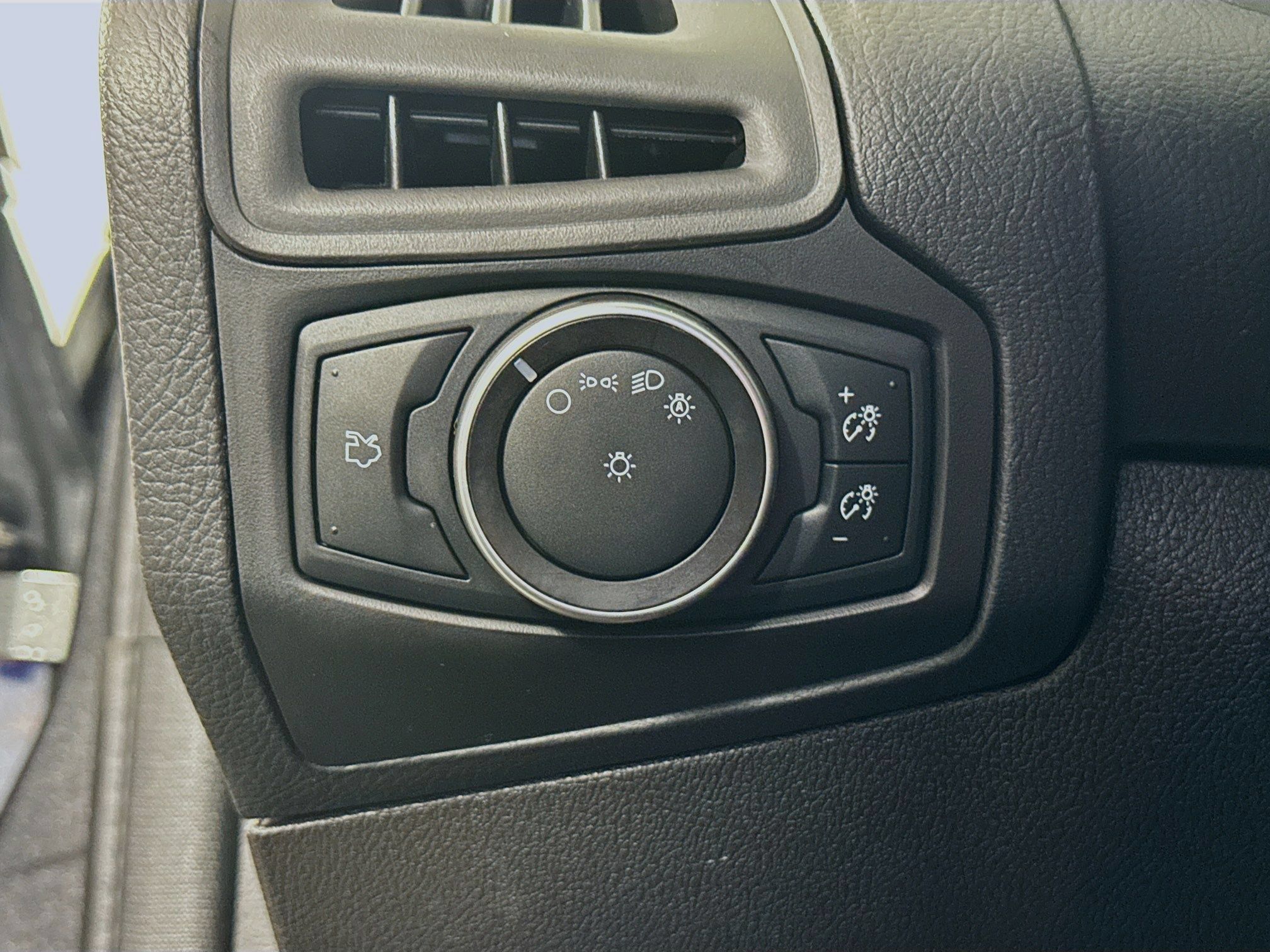 Used 2017 Ford Focus SE FWD image 9