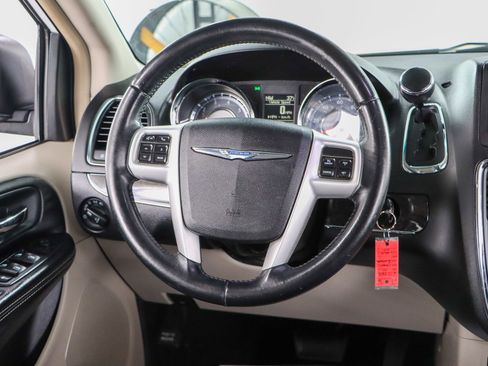 Used 2014 Chrysler Town & Country Touring image 12