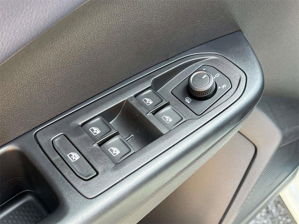Used 2025 Volkswagen Taos SEL AWD/4WD image 18