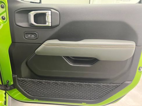 Used 2025 Jeep Gladiator Mojave w/ Convenience Group AWD/4WD image 29