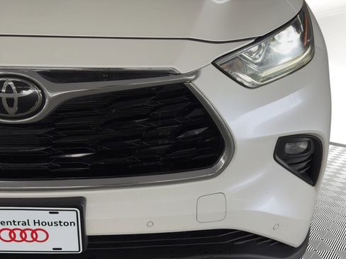 Used 2021 Toyota Highlander Limited image 11